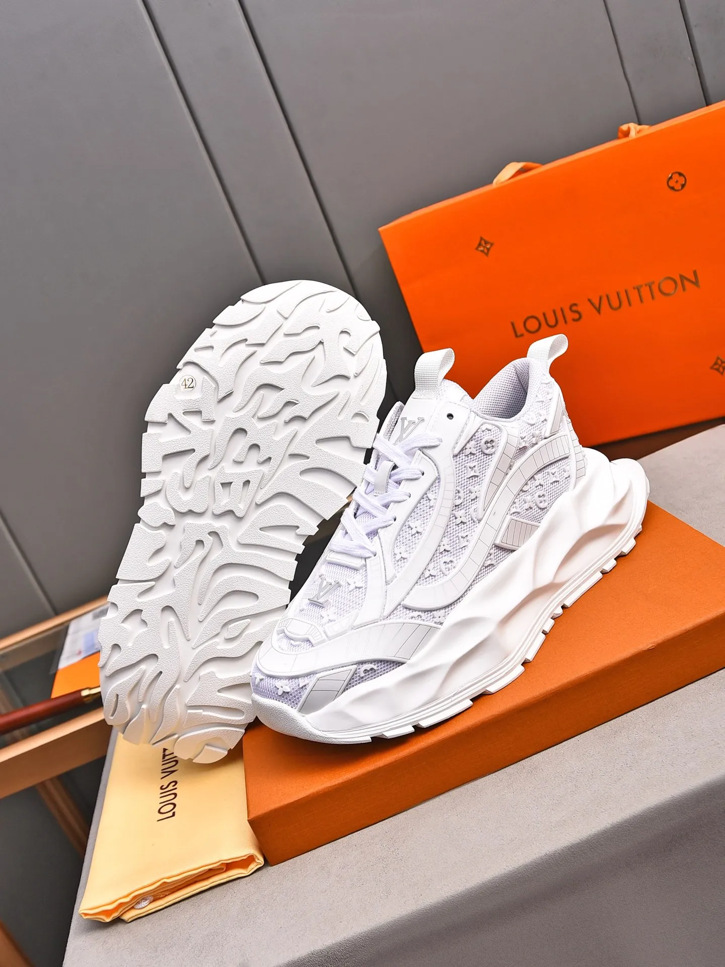 Men's shoes 💰580 📛📛【LOUIS VUITTON】Louis Vuitton 2024 new products👟Milan fashion catwalk style🇰🇾🇰🇾LV family logo, big-name style, a must-have for fashionistas⚠️Imported mesh with high-tech glue technology➕Cow leather➕Breathable mesh lining➕Genuine leather feet➕Special foam outsole👞Number 38-44 (45 46 custom-made)
